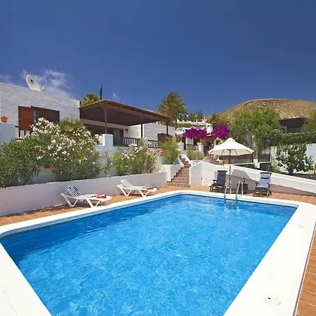 Villa Sleeps 6 Pool Wifi