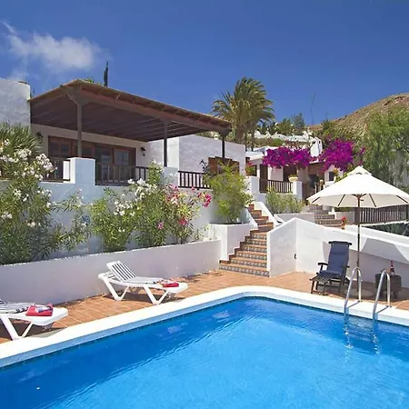 Villa Sleeps 6 Pool Wifi Nazaret