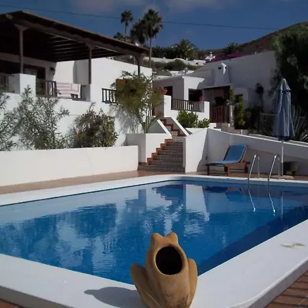 Sleeps 6 Pool Wifi Villa *