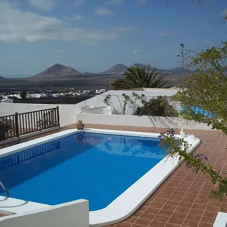 Villa Sleeps 6 Pool Wifi Nazaret